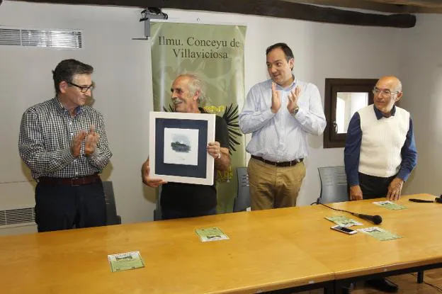 Eusebio Llorca, el pintor José Cuadra, Alejandro Vega y Jesús Ángel Suárez, en la Casa de los Hevia. 