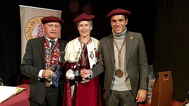 Agustín San Pedro, Elizabeth Rose y Antonio Rossi, cofrades de Honor en Cangas del Narcea. 