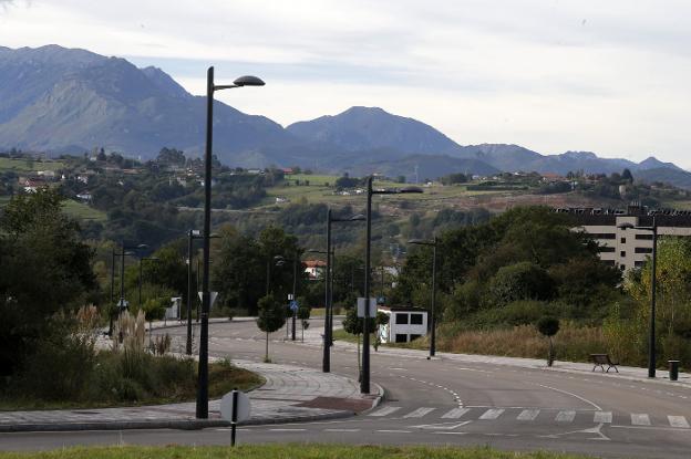 La urbanización de La Lloral, parcialmente completada, ha sido objeto de robos de cobre. Al fondo el único edificio construido por Dursa antes de la quiebra. 