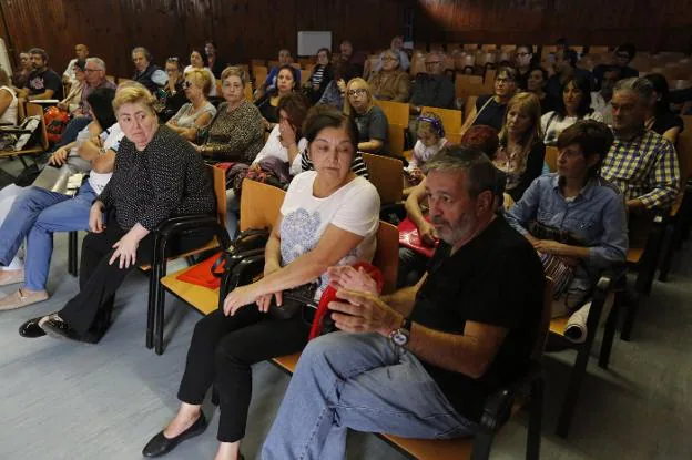 Asistentes a la asamblea celebrada ayer en Roces. 