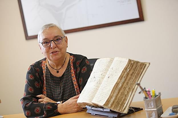 María Josefa Sanz, en su despacho del palacio de Valdecarzana con uno de los volúmenes de actas medievales que está estudiando. 