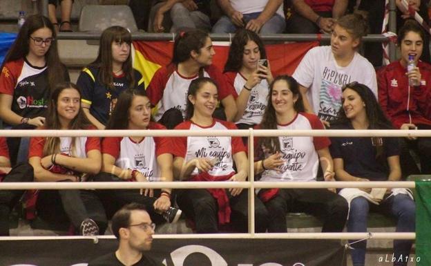 El equipo del Telecable Hockey, en el Pabellón de Mealhada, durante uno de los dos partidos de la Selección Española que presenció.