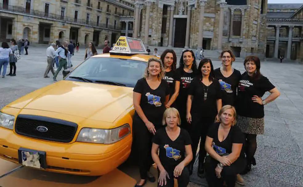 Algunas de las taxistas que han conducido el taxi de Scorsese, posan junto al coche en la Universidad Laboral. 