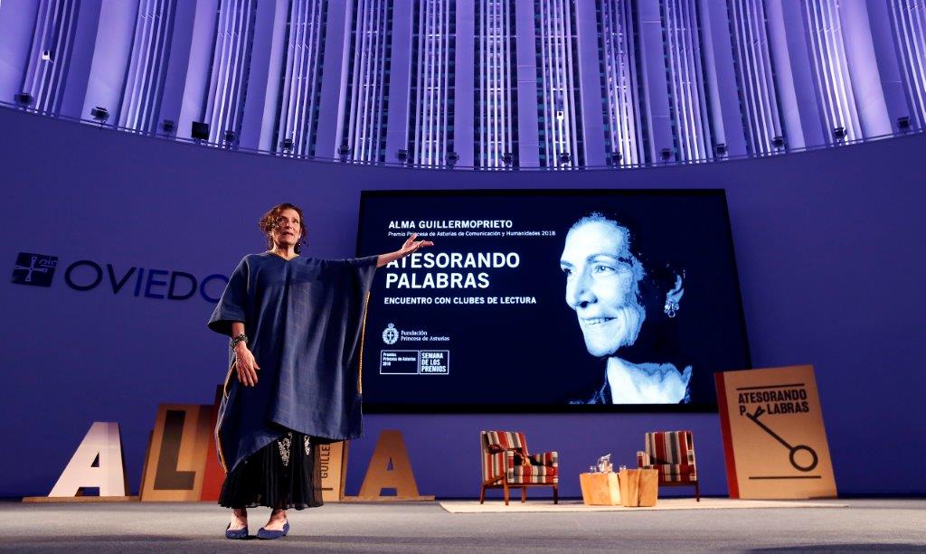 La galardonada con el Premio Princesa de Comunicación mantuvo un encuentro con centenares de miembros de 116 clubes de lectura de siete comunidades autónomas