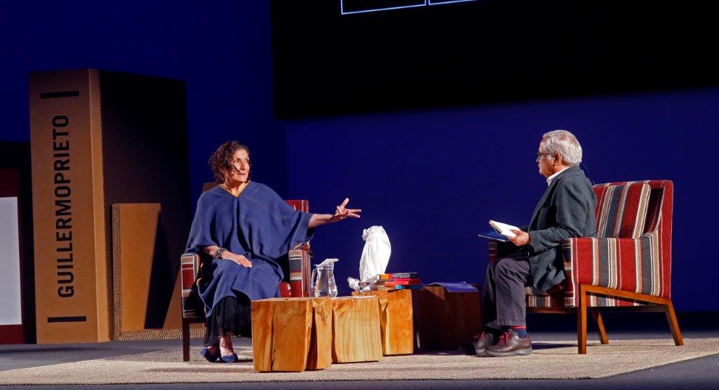 La galardonada con el Premio Princesa de Comunicación mantuvo un encuentro con centenares de miembros de 116 clubes de lectura de siete comunidades autónomas