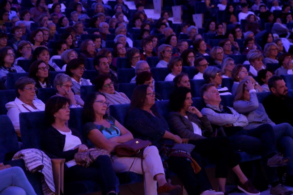 La galardonada con el Premio Princesa de Comunicación mantuvo un encuentro con centenares de miembros de 116 clubes de lectura de siete comunidades autónomas