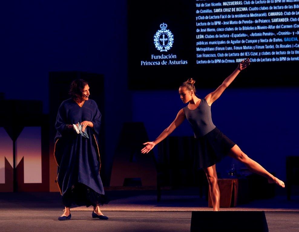 La galardonada con el Premio Princesa de Comunicación mantuvo un encuentro con centenares de miembros de 116 clubes de lectura de siete comunidades autónomas