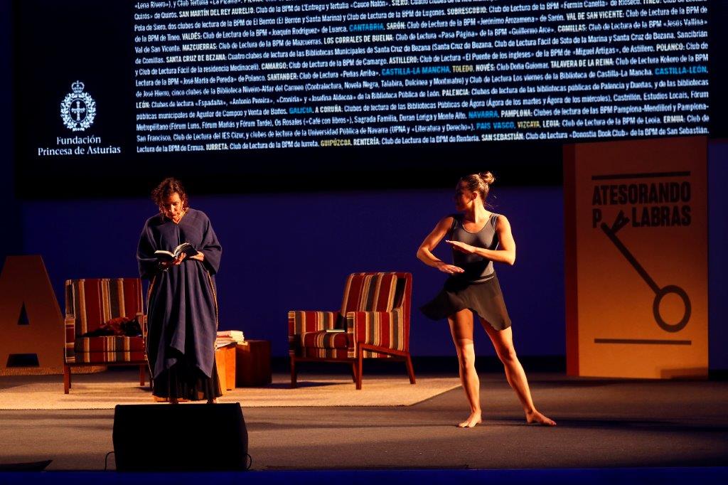 La galardonada con el Premio Princesa de Comunicación mantuvo un encuentro con centenares de miembros de 116 clubes de lectura de siete comunidades autónomas