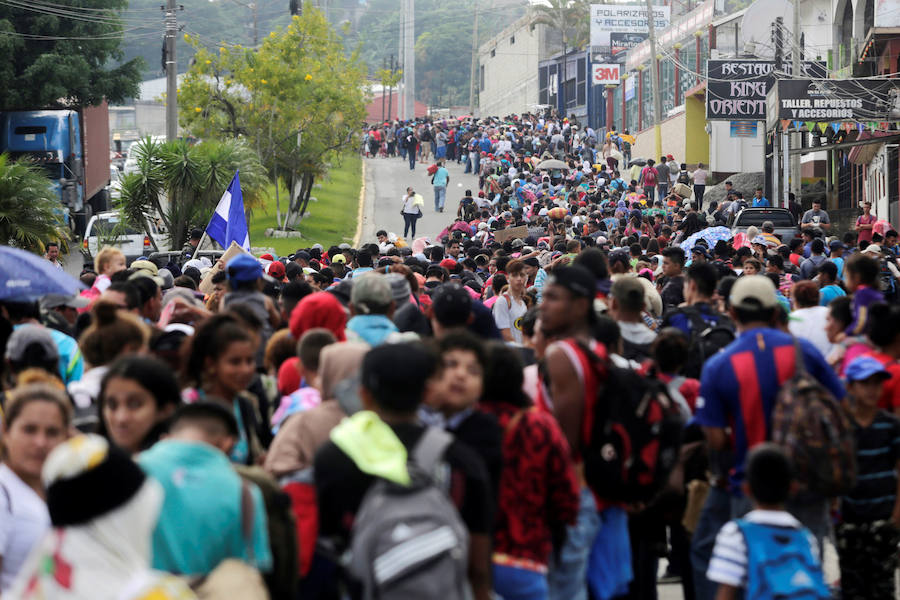 Familias completas iniciaron el sábado la marcha desde Honduras hacia Estados Unidos