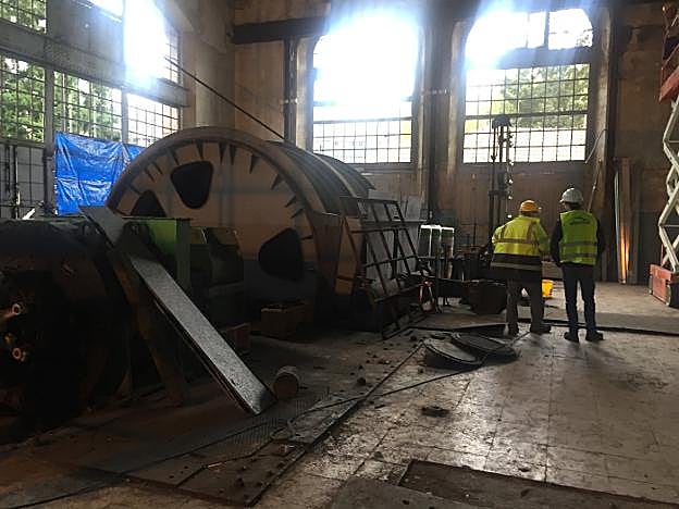 Interior de la sala de máquinas del pozo Barredo, donde se instalará el centro de control de la geotermia.