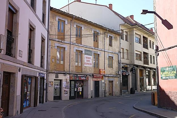 Edificio de segunda mano a la venta en el centro de la villa llanisca. 