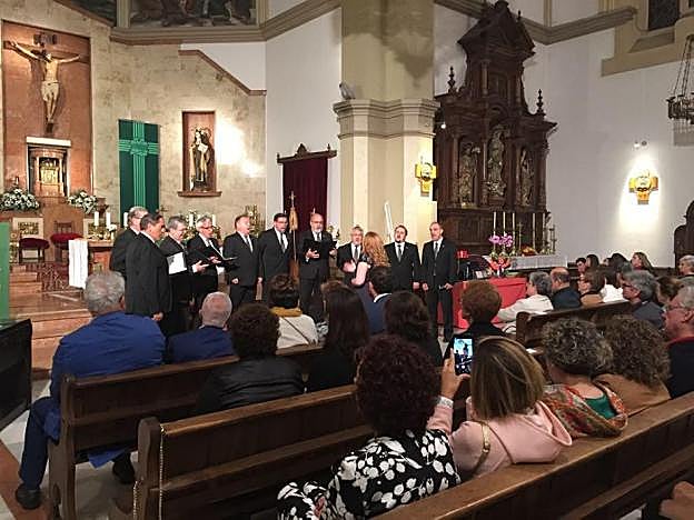 Un momento de la actuación del Ochote Langreano, que actuó como invitado en la iglesia parroquial de Infiesto. 