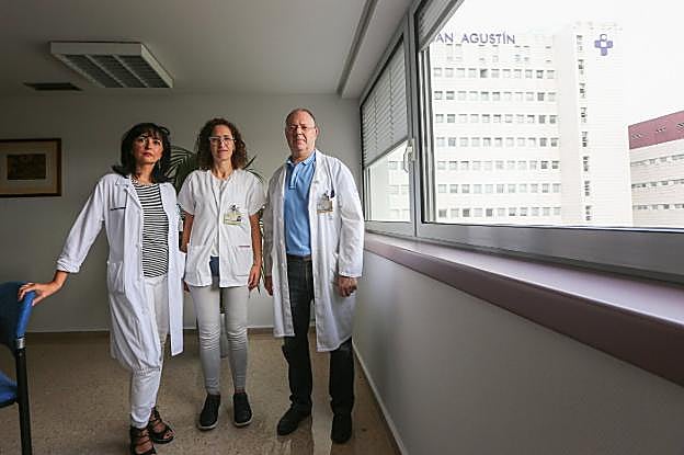 Elena Méndez Infiesta; Laura Alonso y José Luis García en el Hospital Universitario San Agustín. 