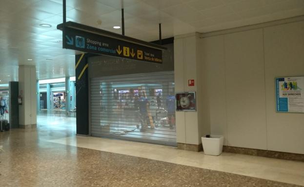 La tienda de Fernando Alonso en el aeropuerto de Asturias echa el cierre