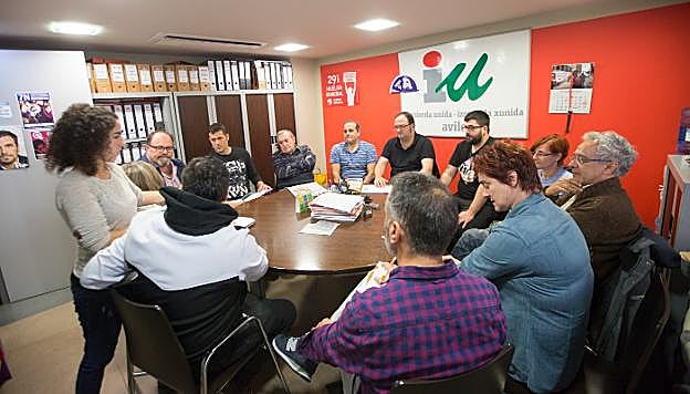 La sección sindical de CSI en ArcelorMittal se reunión ayer con los grupos municipales en el despacho de Izquierda Unida. 
