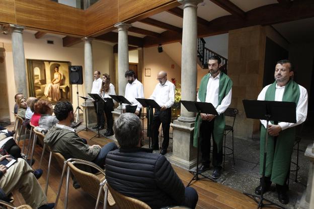 Los actores, durante la lectura dramatizada. 