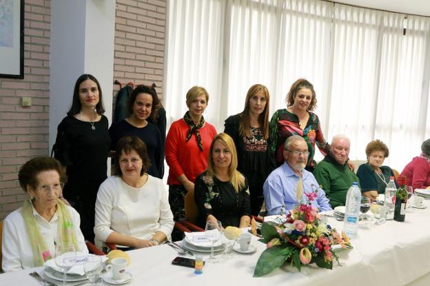 Los homenajeados, a la mesa con la alcaldesa de Lena. :: PARDO