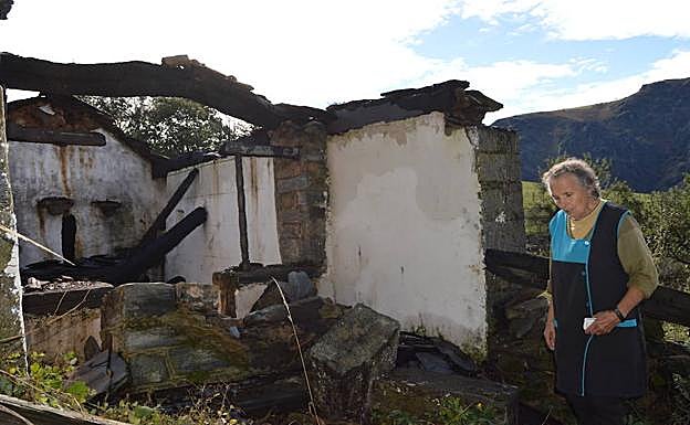 Olimpia Ibias visita la capilla de San Bartolomé, en Cornollo, reducida a escombros tras la oleada de incendios que arrasó el pueblo. 