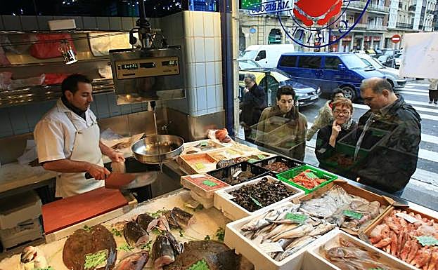 Una persona trabajando en una pescadería.