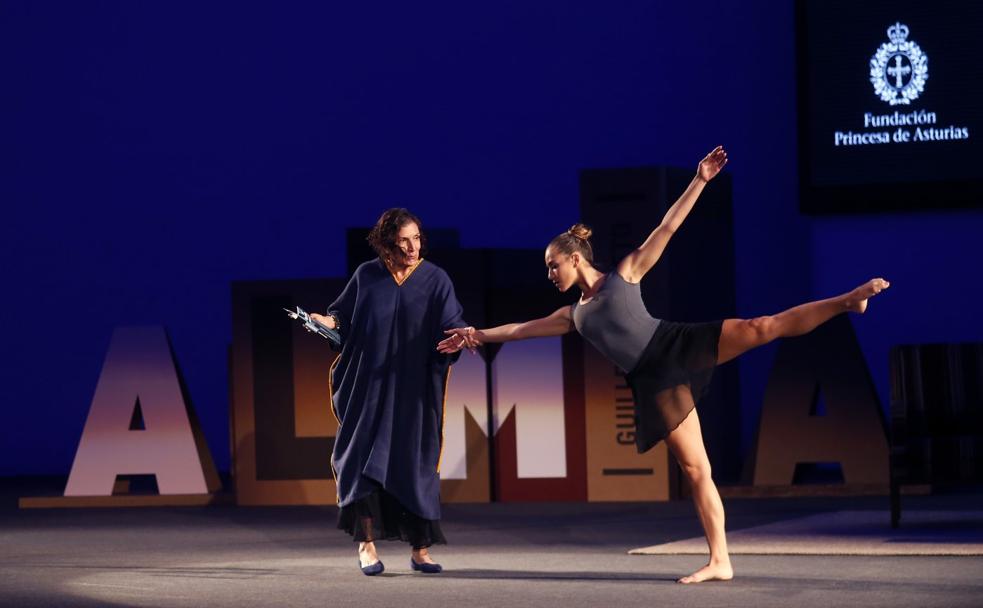 Alma Guillermoprieto leyó fragmentos de 'La Habana en un espejo' y un poema de César Vallejo mientras guiaba los pasos de la bailarina Xana Collado.