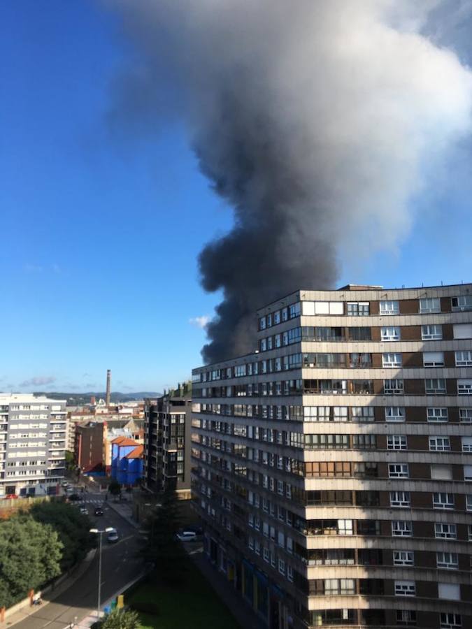 Un incendio en las instalaciones de baterías de cok de ArcelorMittal ha provocado una intensa humareda negra que cubre toda la ciudad