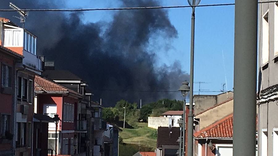 Un incendio en las instalaciones de baterías de cok de ArcelorMittal ha provocado una intensa humareda negra que cubre toda la ciudad