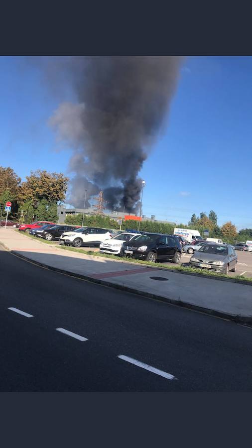 Un incendio en las instalaciones de baterías de cok de ArcelorMittal ha provocado una intensa humareda negra que cubre toda la ciudad