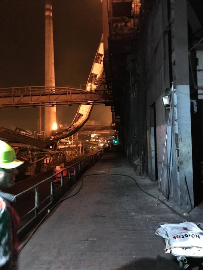 Un incendio en las instalaciones de baterías de cok de ArcelorMittal ha provocado una intensa humareda negra que cubre toda la ciudad