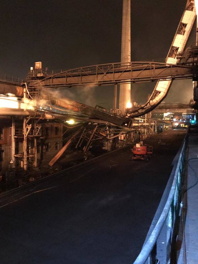 Un incendio en las instalaciones de baterías de cok de ArcelorMittal ha provocado una intensa humareda negra que cubre toda la ciudad