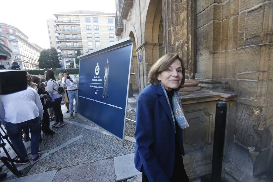 La bióloga marina, exploradora y autora de diversos documentales galardonada con el Premio Princesa de la Concordia 2018, salió a saludar efusivamente a los medios y a los curiosos, acompañada de la directora de la Fundación, Teresa Sanjurjo, al tiempo en que la banda de gaitas El Gumial interpretaba su repertorio