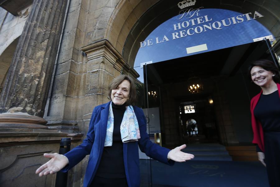 La bióloga marina, exploradora y autora de diversos documentales galardonada con el Premio Princesa de la Concordia 2018, salió a saludar efusivamente a los medios y a los curiosos, acompañada de la directora de la Fundación, Teresa Sanjurjo, al tiempo en que la banda de gaitas El Gumial interpretaba su repertorio