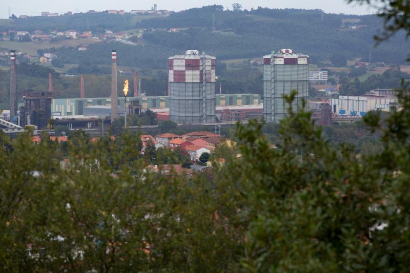 Un incendio en las instalaciones de baterías de cok de ArcelorMittal ha provocado una intensa humareda negra que cubre toda la ciudad