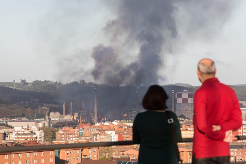 Un incendio en las instalaciones de baterías de cok de ArcelorMittal ha provocado una intensa humareda negra que cubre toda la ciudad