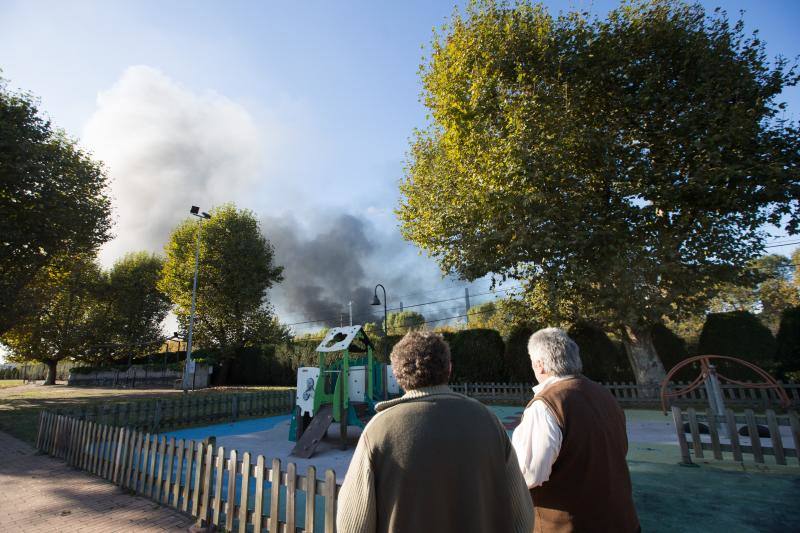 Un incendio en las instalaciones de baterías de cok de ArcelorMittal ha provocado una intensa humareda negra que cubre toda la ciudad