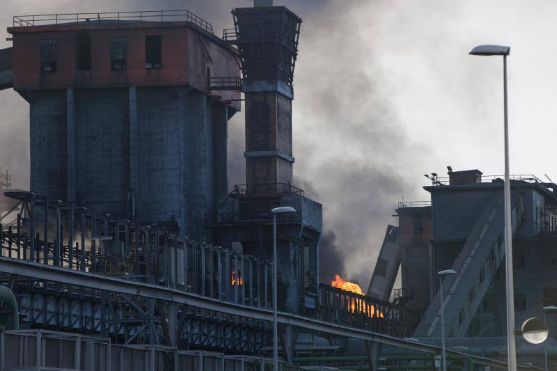 Un incendio en las instalaciones de baterías de cok de ArcelorMittal ha provocado una intensa humareda negra que cubre toda la ciudad