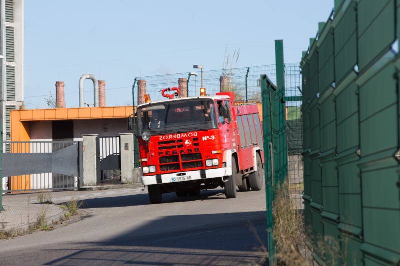 Un incendio en las instalaciones de baterías de cok de ArcelorMittal ha provocado una intensa humareda negra que cubre toda la ciudad