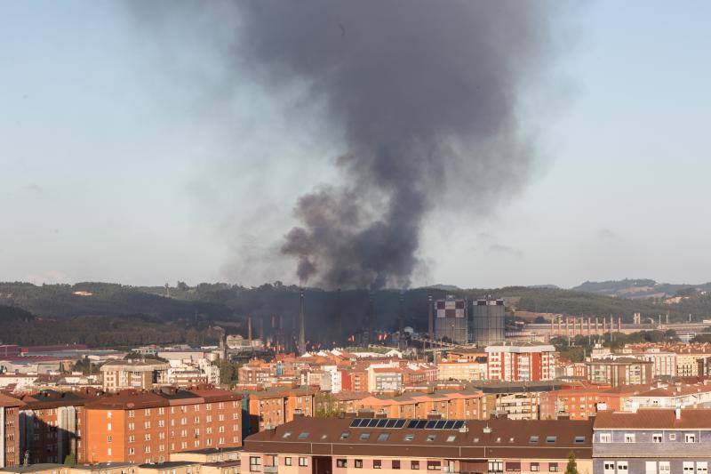 Un incendio en las instalaciones de baterías de cok de ArcelorMittal ha provocado una intensa humareda negra que cubre toda la ciudad