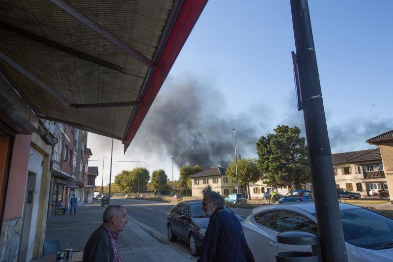 Un incendio en las instalaciones de baterías de cok de ArcelorMittal ha provocado una intensa humareda negra que cubre toda la ciudad