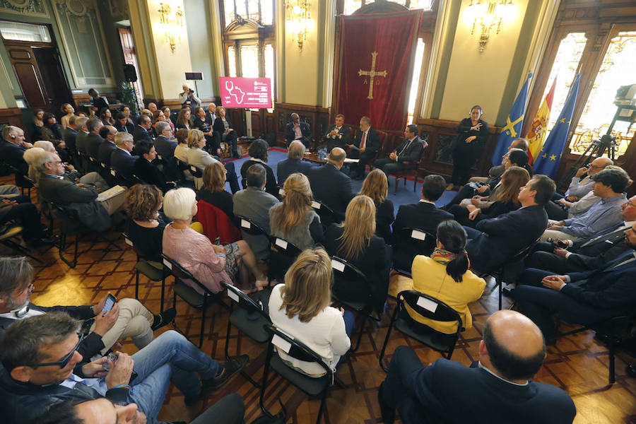Githinji Gitahi, director general de Amref Health Africa (Global), y Álvaro Rengifo Abbad, Presidente de Amref Salud Africa (España), organización galardonada con el Premio Princesa de Asturias de Cooperación Internacional 2018, exponen durante una conferencia las actividades que la ONG desarrolla en África