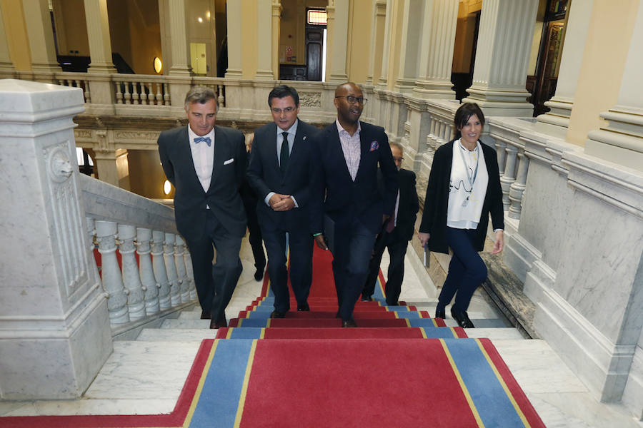 Githinji Gitahi, director general de Amref Health Africa (Global), y Álvaro Rengifo Abbad, Presidente de Amref Salud Africa (España), organización galardonada con el Premio Princesa de Asturias de Cooperación Internacional 2018, exponen durante una conferencia las actividades que la ONG desarrolla en África