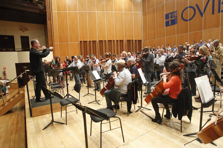 El Coro de la Fundación Princesa y la OSPA interpretaron el 'Stabat Mater' de Rossini bajo la dirección de Milanov.