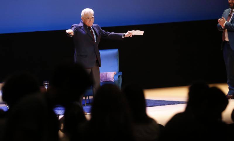 El Premio Princesa de Asturias de las Artes relató en el teatro gijonés episodios de su infancia, además de reconocer que su primera película, 'Malas Calles', lo cambio todo y fue la «mejor época» de su vida a nivel profesional.