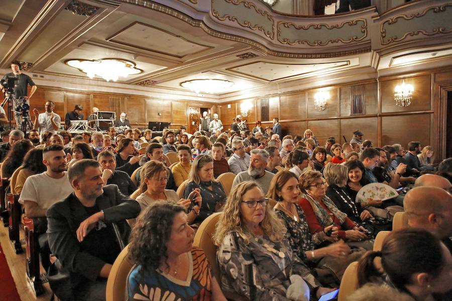 El Premio Princesa de Asturias de las Artes relató en el teatro gijonés episodios de su infancia, además de reconocer que su primera película, 'Malas Calles', lo cambio todo y fue la «mejor época» de su vida a nivel profesional.
