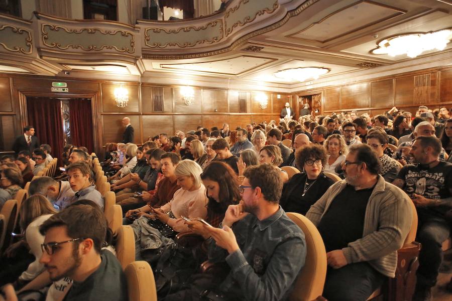El Premio Princesa de Asturias de las Artes relató en el teatro gijonés episodios de su infancia, además de reconocer que su primera película, 'Malas Calles', lo cambio todo y fue la «mejor época» de su vida a nivel profesional.