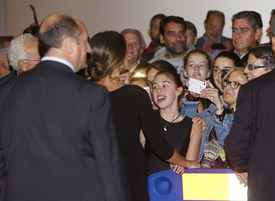 Don Felipe y doña Letizia acuden al Auditorio de Oviedo, en el que disfrutan de la interpretación de disfrutan de la interpretación del Stábat Mater a cargo de la Orquesta Sinfónica del Principado.