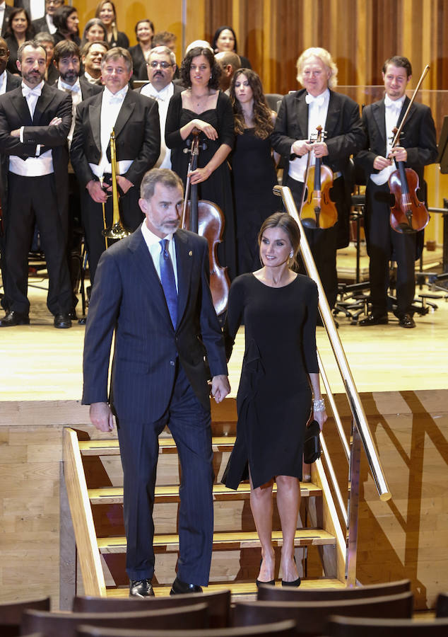 Don Felipe y doña Letizia acuden al Auditorio de Oviedo, en el que disfrutan de la interpretación de disfrutan de la interpretación del Stábat Mater a cargo de la Orquesta Sinfónica del Principado.