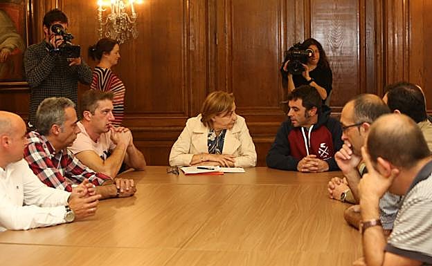 La alcaldesa de Avilés se reunió ayer con el comité de empresa de Alcoa en el Ayuntamiento. 
