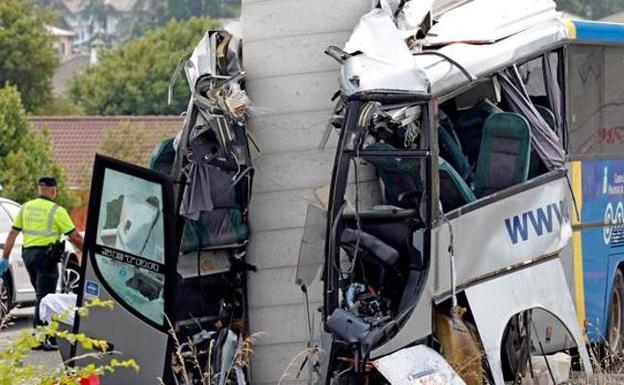 El chófer del autobús accidentado, «abatido» tras conocer la tragedia