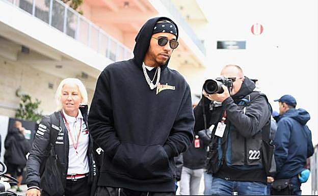 Lewis Hamilton camina por el 'paddock' del Circuito de las Américas.