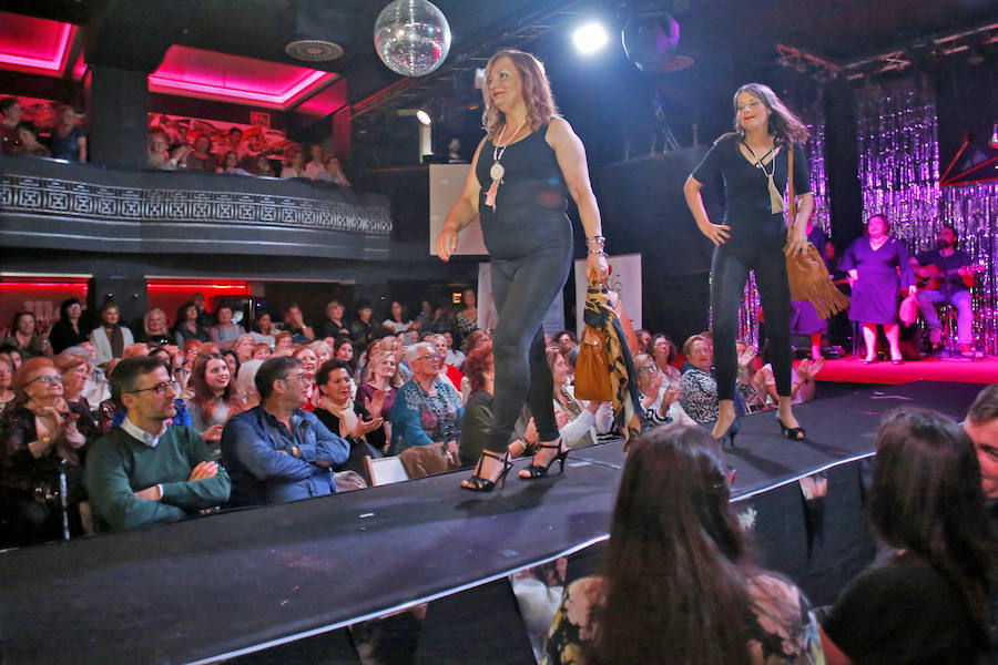 Afectadas por la enfermedad desfilan en la Casa de la Vida en un ejemplo de coraje.